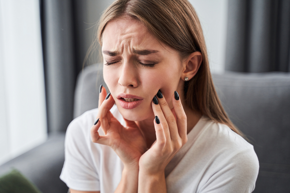 woman experiencing tooth ache - emergency dentistry woman experiencing tooth ache - emergency dentistry