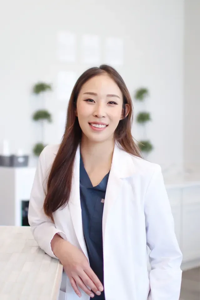 Dr. Sarah Park, DDS of WA Dental leaning on a desk - Dentist Federal Way WA Dr. Sarah Park, DDS of WA Dental leaning on a desk - Dentist Federal Way WA
